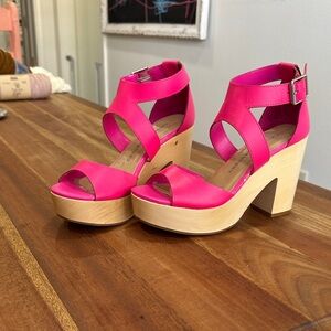 Chinese Laundry Fuchsia Platform Sandals
